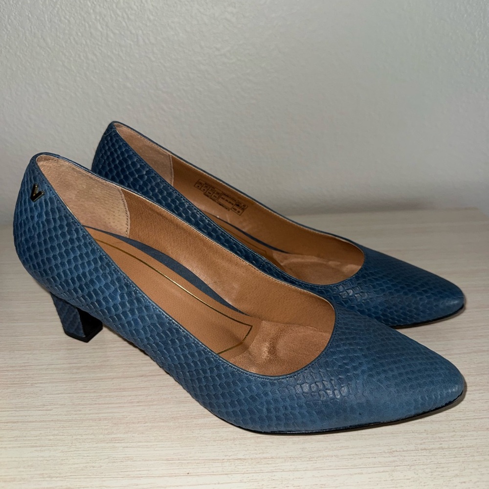 Vionic Teal-Blue Textured Pointed-Toe Pumps - Picture 2 of 2